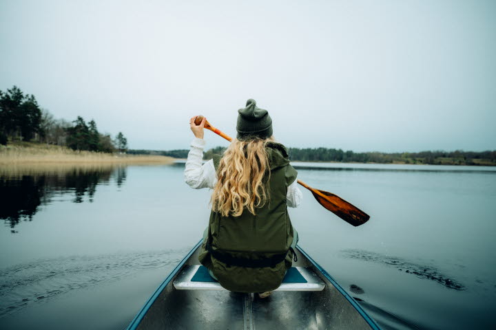 Kvinna paddlar kanot