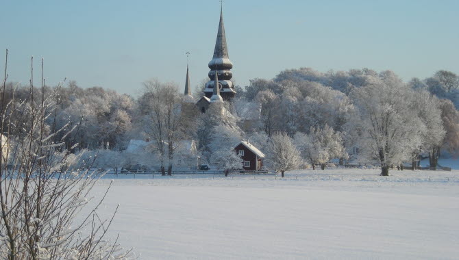 Varnhems klosterkyrka i frostigt och snöigt landskap.