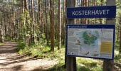 Reservatsskylt Saltö längs en stig med information och karta över området.