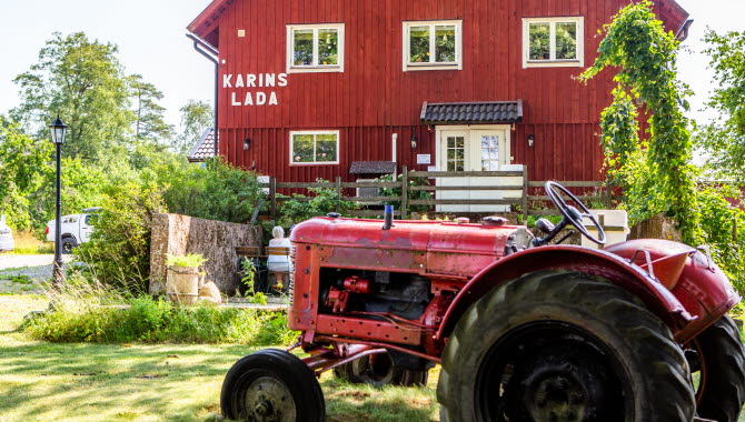 Karins Lada med sin röda traktor