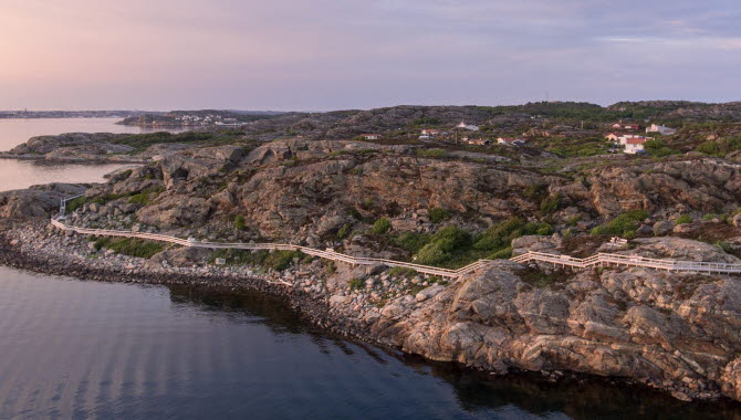 Strandpromenaden i Grundsund byggd av GRG Svensson Byggnads AB.