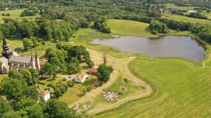 Drönarbild över Varnhem och Klostersjön