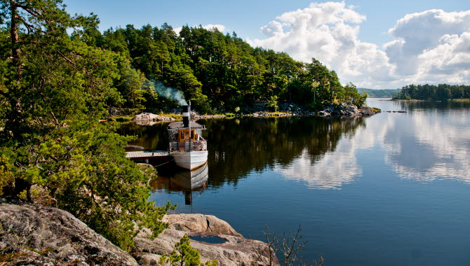 Ångbåten Herbert vid brygga, sommartid