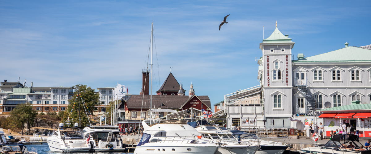 Strömstads gästhamn med historiska byggnader so Skagerack och badhuset. 