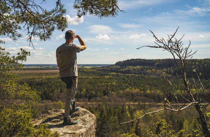 Vandrare med utsikt från Krösa klint över Halleberg/Hunneberg