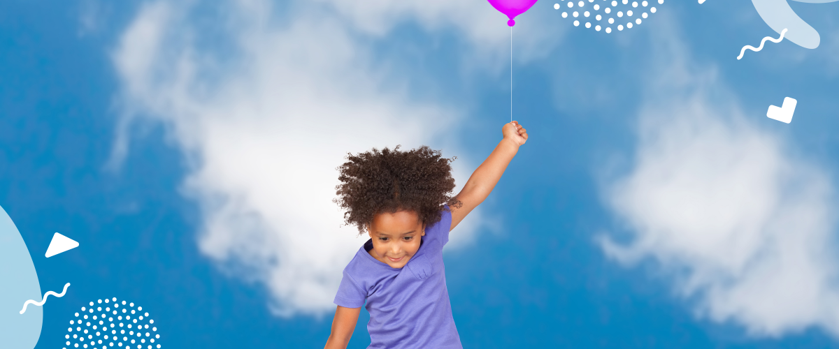 Barn som håller i en ballong