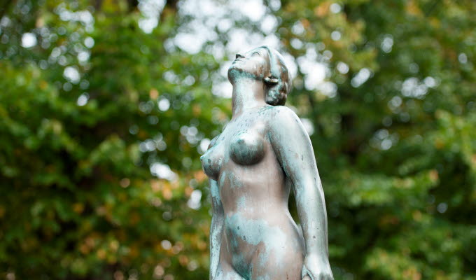 Bronsskulptur i Stadsparken, "Stjärntyderskan" - en nattbaderska som stigit upp från havet och blickar upp mot stjärnhimlen. Gjord av Strömstadskonstnären och skulptören Curt Hansson 1961.