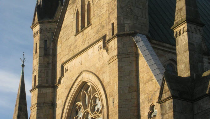 Exteriör bild på domkyrkan med torn och vackra fönster.