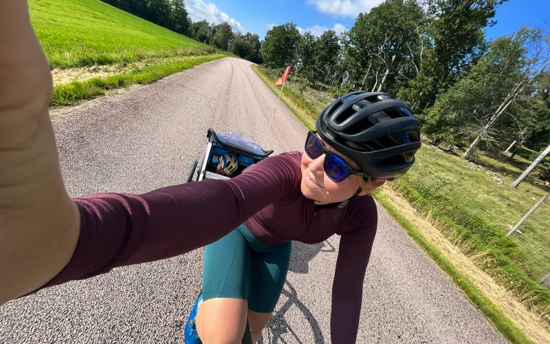 bild på en cyklande kvinna med hjälm