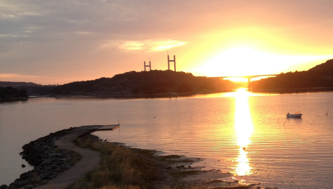 Solnedgång med utsikt över Tjörnbron