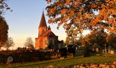 Ornunga kyrka i höstfärger