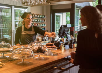 Två kvinnor som handlar kakor av Osterians personal.