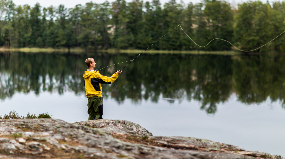 Man som fiskar vid en sjö i Dalsland