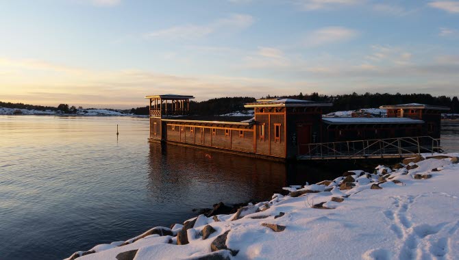 Vinterbild av kallbadhuset