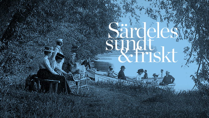 blåtonad bild med badgäster vid Hjo Vattenkuranstalt. Med logo Särdeles sundt och friskt.