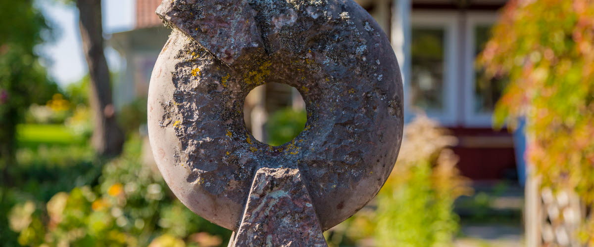 En skulptur formad som en ring. 