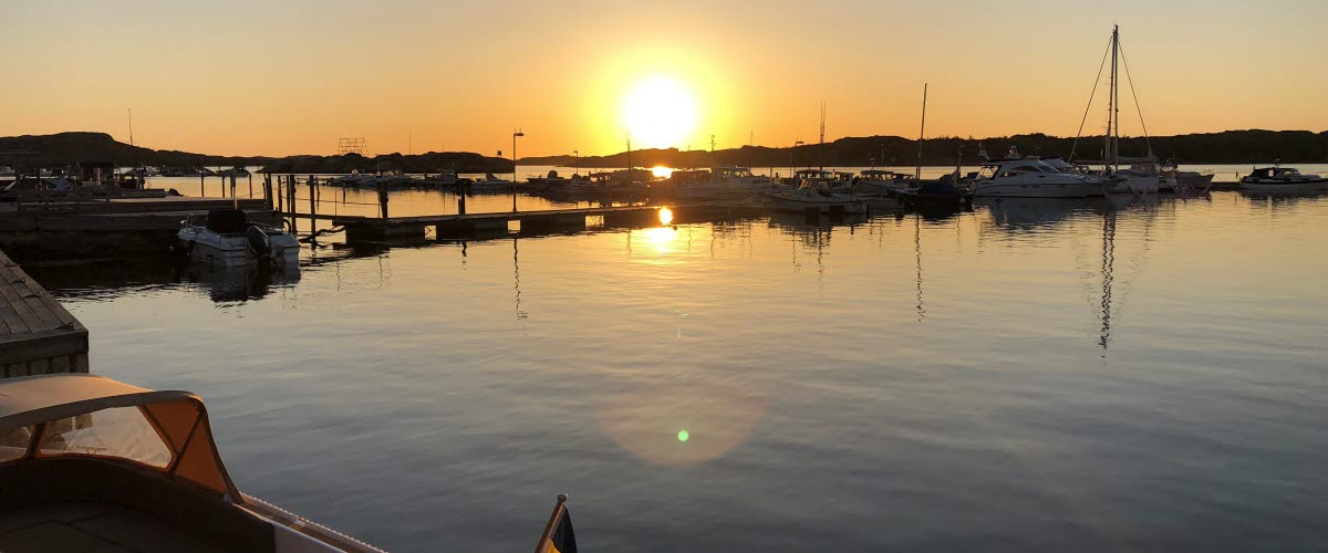 Solnedgång över gästhamnen i Bovallstrand