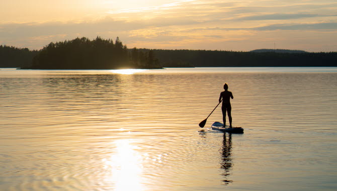 SUP-paddlare på Dalslands kanal