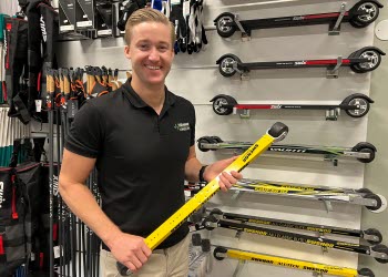 Man stående i en sportbutik