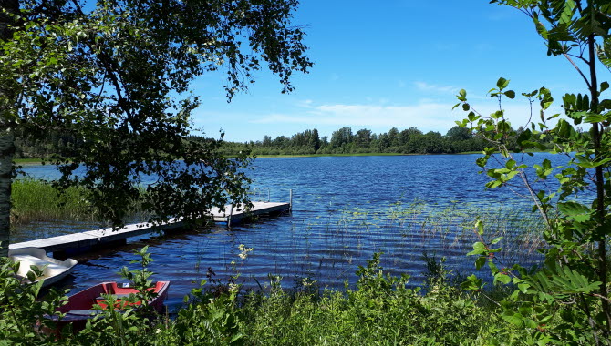 Badplats med brygga i sjön Lönern utmed cykel- och vandringsrundan Änglaleden i Ulricehamn.