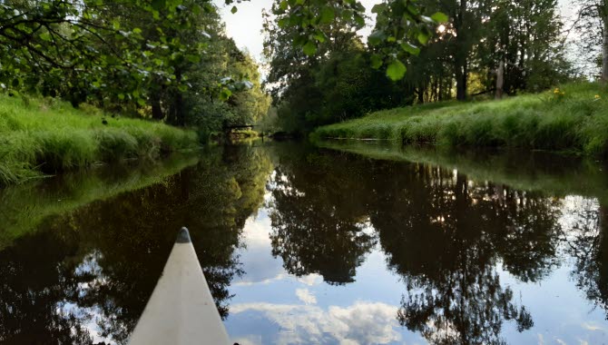 Kanotpaddling på ån Flian vid Herrtorps Qvarn