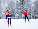 Tre skidåkare i längdskidspåret på Billingen.