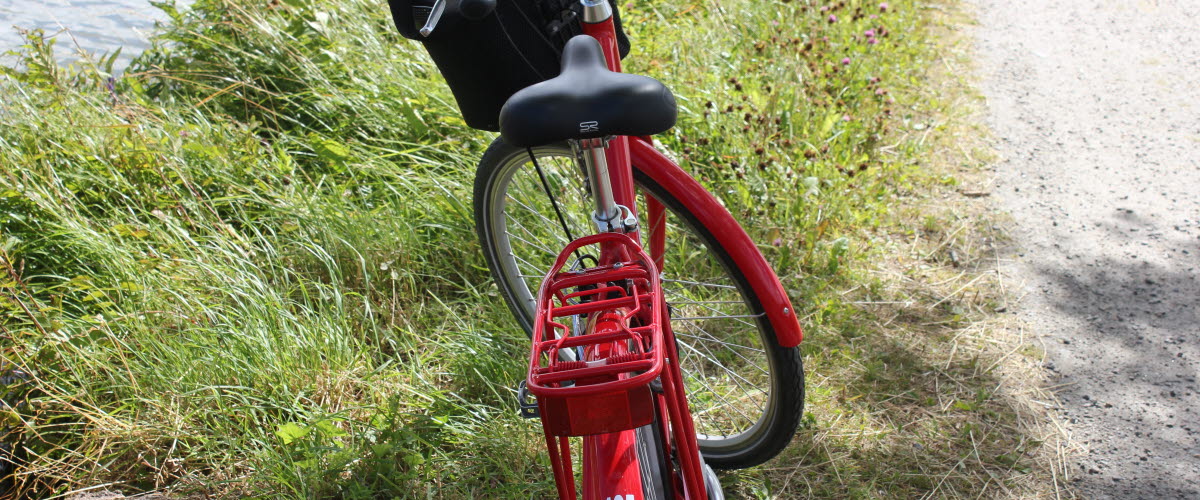 Röd cykel vid Göta kanal.